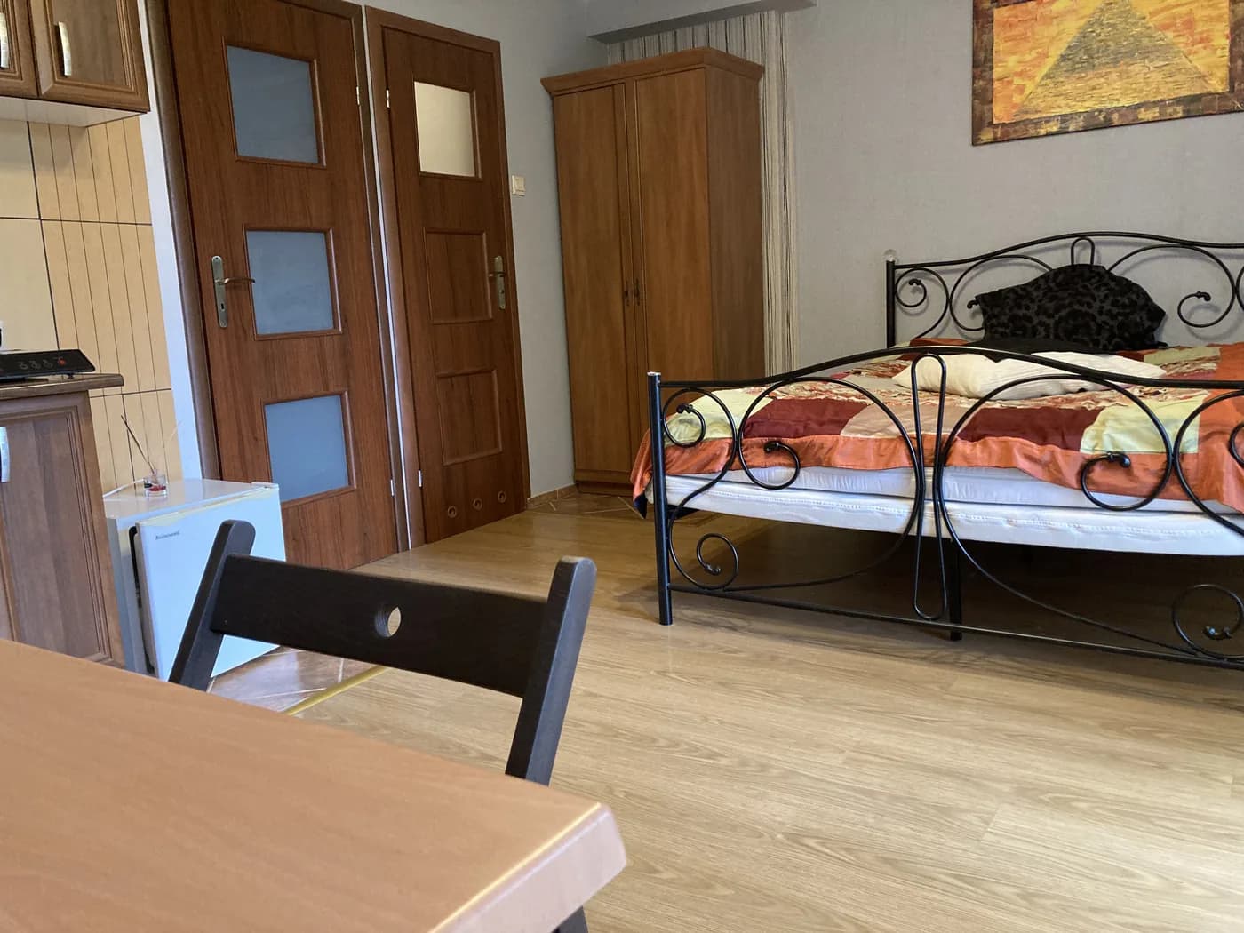 Apartament B – sypialnia z łóżkiem małżeńskim