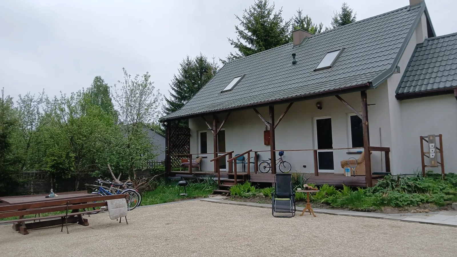 Budynek Słoneczny Set – widok z zewnątrz, taras i rowery